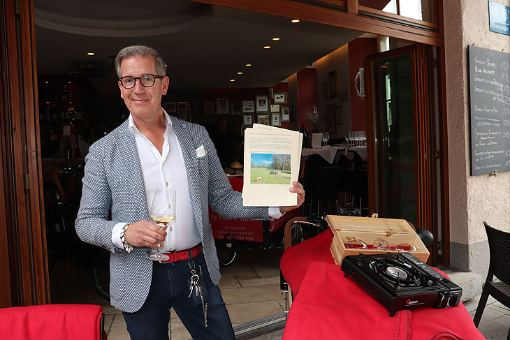 Wirt Guido Prick gibt per Google Plus Codes Ausflugstipps für die Gäste seiner Picknick Bikes by Vino e Gusto (©Foto: Martin Schmitz)